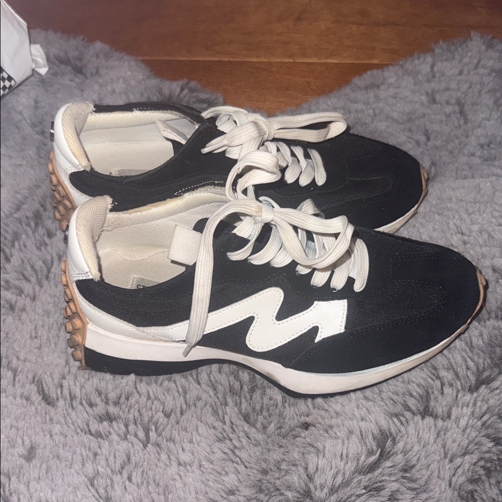Stylish Black and White Women's Sneakers